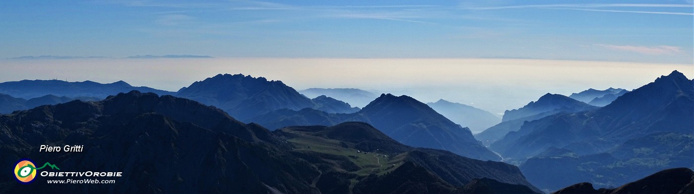 64 Panoramica dal Tre Signori verso Piani di Bobbio, Zuccone Campelli, Resegone, Due Mani, Grignetta.jpg